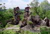 Zamek Tenczyn w Rudnie - Widok od strony wieży bramnej na ruiny galerii strzelniczej i południowo-zachodniego bastionu, fot. ZeroJeden, V 2004
