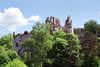 Zamek Tenczyn w Rudnie - Barbakan oraz wysokie przylegające do niego mury zamku górnego, fot. ZeroJeden, V 2004