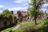 Zamek Tenczyn w Rudnie - Widok z dolnego dziedzińca na ruiny bastionu południowo-zachodniego, fot. ZeroJeden, V 2004