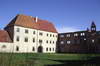 Zamek w Siedlisku - Widok od dziedzińca na budynek bramny, fot. ZeroJeden, IV 2002