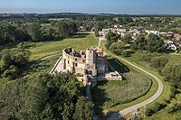 Zamek w Siewierzu - Zamek w Siewierzu na zdjęciu lotniczym, fot. ZeroJeden, VI 2022