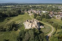 Zamek w Siewierzu - Zamek w Siewierzu na zdjęciu lotniczym, fot. ZeroJeden, VI 2022