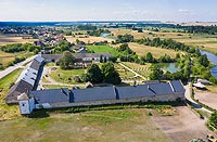 Fortalicja w Sobkowie - Widok zamku na zdjęciu lotniczym, fot. ZeroJeden, VI 2019
