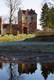 Zamek w Starej Kiszewie - Wieża bramna przedzamcza, w pierwszym planie teren zamku właściwego, fot. ZeroJeden, IV 2004
