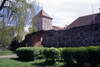 Zamek w Sulechowie - Mury miejskie w bezpośrednim sąsiedztwie zamku i wieża zamkowa, fot. ZeroJeden, IV 2002