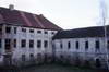 Zamek w Swobnicy - Skrzydło wschodnie i południowe zamku od strony wieży, fot. JAPCOK, III 2002