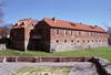 Zamek w Sztumie - Widok na budynek bramny i południowe skrzydło od południowego-zachodu, fot. ZeroJeden, IV 2004