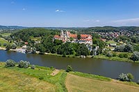 Klasztor w Tyńcu - Widok zamku na zdjęciu lotniczym, fot. ZeroJeden, VI 2019