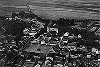 Ujazd - Ujazd z zamkiem na zdjęciu lotniczym z lat 30. XX wieku