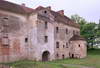 Zamek w Witostowicach - Skrzydło z bramą wjazdową, widok z umocnień ziemnych, fot. ZeroJeden, V 2004