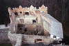 Zamek Grodno w Zagórzu Śląskim - Widok z wieży na północno-wschodni narożnik zamku górnego, fot. ZeroJeden, IV 2003