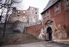 Zamek Grodno w Zagórzu Śląskim - Brama wjazdowa na zamek dolny i widok na zamek górny, fot. ZeroJeden, IV 2003