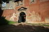 Zamek Grodno w Zagórzu Śląskim - Widok bramy wjazdowej od zachodu, fot. ZeroJeden, VI 2007