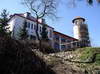 Zamek w Zaklikowie - Wzniesienie zamkowe i nowożytny budynek, widok od północnego-wschodu, fot. ZeroJeden, IV 2004